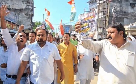 चुनाव आयुक्त के इस्तीफे की मांग, कांग्रेस ने किया प्रदर्शन:बहराइच में पीपल तिराहे से जुलूस निकालकर नारेबाजी, मतदाता सूची में गड़बड़ी का आरोप