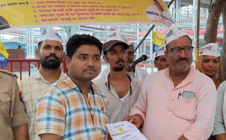 चंदौली के मझवार स्टेशन पर ट्रेन रोकने की मांग:AAP कार्यकर्ताओं ने रेलवे प्रशासन को ज्ञापन सौंपा, सुविधाओं के विस्तार पर जोर