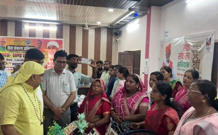 गोला में सेवा संकल्प अभियान:10 लाभार्थियों को मिले राशन कार्ड, आंगनबाड़ी कार्यकर्ता सम्मानित