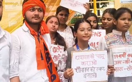 बांदा कॉलेज में छात्राओं ने किया बुद्धि-शुद्धि हवन:17 साल से बंद महिला छात्रावास खुलवाने और सफाई की मांग