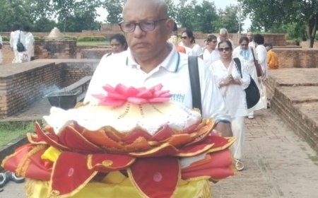 श्रीलंका के 40 बौद्ध अनुयायियों ने की फूल पूजा:श्रावस्ती के विपश्यना केंद्र में 100 बौद्ध भिक्षु संघ में हुए शामिल, शांति और एकाग्रता पर जोर