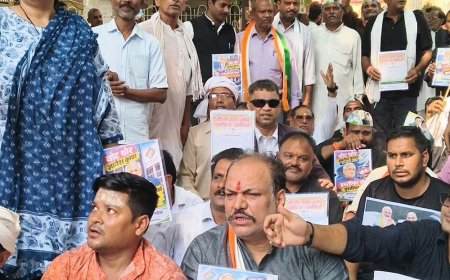 कांग्रेस का कलेक्ट्रेट में प्रदर्शन, सीईसी के इस्तीफे की मांग:मिर्जापुर में कलेक्ट्रेट में पुतला फूंका, राष्ट्रपति को सौंपा ज्ञापन