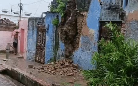 30 घंटे की बारिश में जर्जर मकान भरभराकर गिरा:जालौन में गृहस्थी का सामान मलबे में दबा, परिवार बेघर