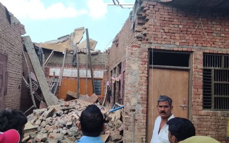 छत गिरने से ढाई साल की बच्ची की मौत:बुलंदशहर में मकान की मरम्मत के दौरान हादसा, मलबे में दबकर 3 घायल