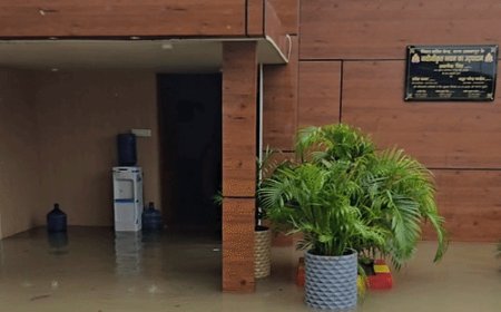 कानपुर देहात में बारिश से अकबरपुर कोतवाली में भरा पानी:मालखाने तक पहुंचा पानी, जलभराव के बीच काम कर रहे पुलिसकर्मी