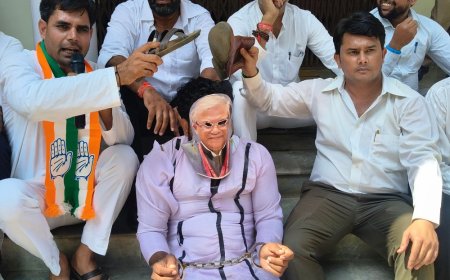 मथुरा में कांग्रेस का प्रदर्शन, CEC के इस्तीफे की मांग:पुतले को जूते-चप्पल मारे, कार्यकर्ता मुखौटा पहनकर पहुंचे थे