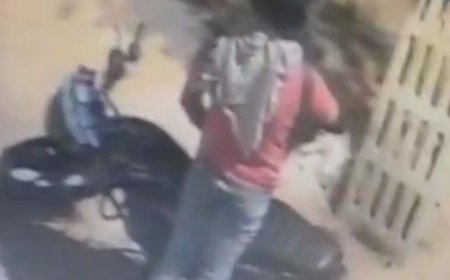 बुलन्दशहर में बंद दुकान में पेट्रोल डालकर लगाई आग:वारदात सीसीटीवी में कैद, पुलिस आरोपी की तलाश कर रही
