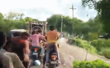 गणेश विसर्जन यात्रा में चार सेकेंड में मारे 3-बम, VIDEO:गुजैनी में लाठी-डंडे से भक्तों को पीटा, गाड़ियां तोड़ी, चार लोग घायल