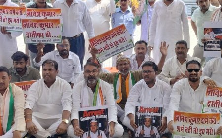 कुशीनगर में कांग्रेस कार्यकर्ताओं का प्रदर्शन:मुख्य चुनाव आयुक्त के इस्तीफे की मांग, धांधली का आरोप