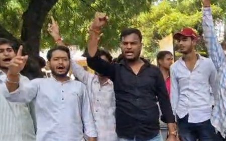छात्र नेताओं ने मिर्जापुर कलेक्ट्रेट में ज्ञापन सौंपा:मिर्जापुर में पार्क की बदहाली पर नाराजगी, ठेका हटाने की मांग