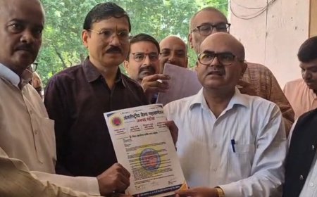 नोएडा बस अग्निकांड के बाद वैश्य महासम्मेलन ने सौंपा ज्ञापन:मृतकों के परिजनों को सहायता और वाहनों की फिटनेस जांच की मांग