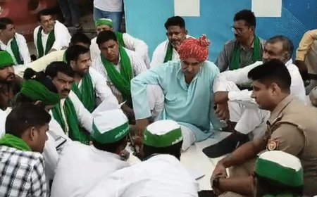 नोएडा गार्डन गैलेरिया मॉल के बाहर किसानों का धरना:70 लाख रुपए के निवेश में फर्जीवाड़े का आरोप, पुलिस के आला अधिकारी कर रहे बातचीत