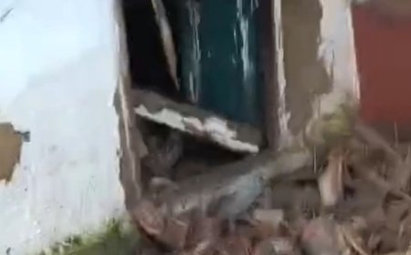 कानपुर में बारिश से जर्जर मकान की छत गिरी:परिवार ने समय रहते घर छोड़ा, मलबे में दबा अनाज-गृहस्थी का सामान