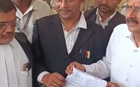 वैध मतदाताओं के नाम हटाने का आरोप:मुख्य निर्वाचन आयुक्त के खिलाफ अधिवक्ता संघ का प्रदर्शन, SDM सौंपा ज्ञापन