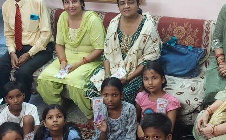 वाराणसी में बच्चों की मेहनत को प्रोत्साहन:बाबा जी की फ्री पाठशाला में मेधावी बच्चों को नगद पुरस्कार, स्टेशनरी भी बांटी