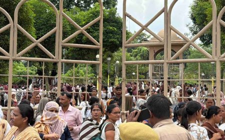 रामपुर में आशा और संगिनी धरने पर बैठीं:कमीशन की जगह स्थायी कर सम्मानजनक वेतन देने की मांग, कलेक्ट्रेट पहुंचीं