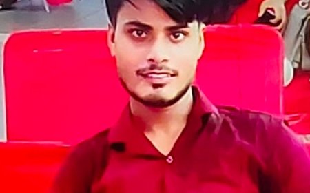 बदायूं में बाइक सवार की गर्दन पर गिरा टिनशेड, मौत:सड़क पर पिकअप से उतार रहे थे, तभी अचानक छूटकर तीन युवकों पर गिरी