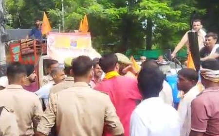 बिजनौर में भारतीय किसान संघ ने कलेक्ट्रेट पर प्रदर्शन किया:17 सूत्रीय मांगों को लेकर प्रशासन को सौंपा ज्ञापन, ट्रैक्टरों पर सवार होकर पहुंचे