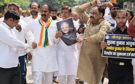 जौनपुर में वोट चोरी के खिलाफ कांग्रेस का प्रदर्शन:मुख्य चुनाव आयुक्त ज्ञानेश कुमार का पुतला जलाया, बर्खास्त कर जेल भेजने की मांग
