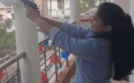 आजमगढ़ में लड़की ने की पिस्टल से फायरिंग:सोशल मीडिया पर वायरल हो रहा है वीडियो, जांच में जुटी पुलिस