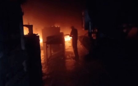 कानपुर में जूता फैक्ट्री में भीषण आग:लाखों का तैयार माल जला, अगले महीने विदेश भेजना था; 2 घंटे में आग पर काबू