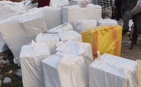 आगरा में दवा के गोदाम पर छापेमारी:मलपुरा कई महीनों से दवाओं का हो रहा था भंडारण, मौके पर टीम कर रही जांच