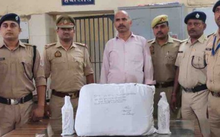 50 हजार की शराब बिहार ले जा रहा तस्कर अरेस्ट:कानपुर सेंट्रल स्टेशन पर पकड़ा गया, हरियाणा से ट्रॉली बैग में लाया था 17 बोतलें