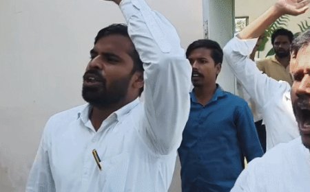 DDU के छात्रों का VC ऑफिस पर हंगामा:असिस्टेंट प्रॉक्टर पर लगा कर्मचारी को धमकी देने का आरोप, निलंबन की मांग की