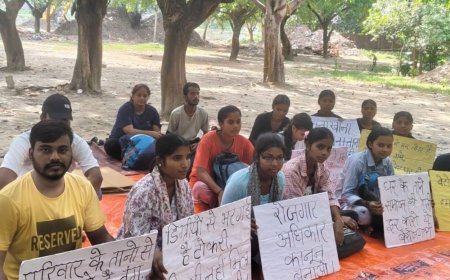 लखनऊ में Gen Z का अनोखा प्रदर्शन:बेरोजगारी से तंग आ कर घर छोड़ा , 5 दिनों से शहर के अलग अलग इलाकों में दे रहे हैं धरना