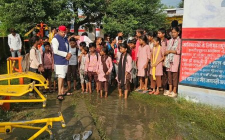 हरदोई में कीचड़ और जर्जर-भवन के बीच पढ़ रहे नौनिहाल,:बारिश से बदहाल स्कूल, सपा नेता ने डीएम को बताई समस्या