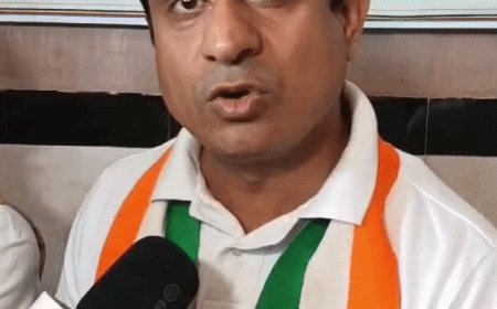 आगरा में यूथ कांग्रेस ने सीईसी को घेरा:कहा- ज्ञानेश कुमार गद्दार हैं, पुलिस FIR में पिता का बीपी बढ़ाच लेकिन पिता बोले- मैं घर नहीं था