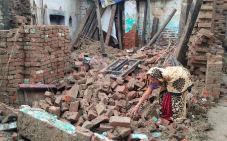 कल्याणपुर में बारिश से कच्चा मकान ढहा, बड़ा हादसा टला:परिवार बाहर था, इसलिए बड़ा हादसा टल गया; गृहस्थी का सामान मलबे में दबा