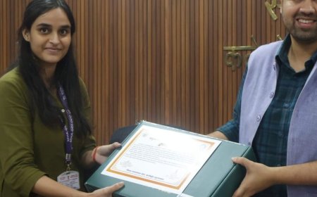 जनगणना प्रक्रिया में उत्कृष्ट कार्य करने वाले कर्मचारी सम्मानित:मुरादाबाद में डीएम अनुनय झा ने बांटे प्रशस्ति पत्र