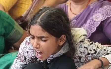 कानपुर में हाईटेंशन करंट से चाचा-भतीजे की मौत पर हंगामा:शव घर पहुंचा तो पत्नी बेसुध हुई, बेटी चिपककर रोई; 3 घंटे से प्रदर्शन जारी