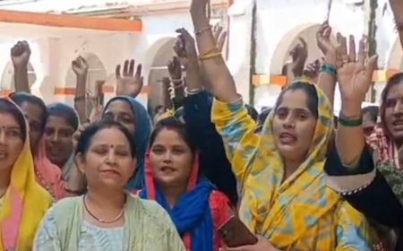 बिजनौर में बीसी सखी महिलाओं ने कलेक्ट्रेट पर प्रदर्शन किया:मुख्यमंत्री के नाम प्रशासन को सौंपा ज्ञापन, मासिक मानदेय 10 हजार करने की मांग