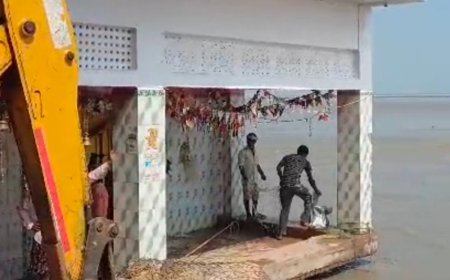 खतरे के निशान से 77 सेमी ऊपर सरयू:बाराबंकी में 1100 साल पुराने मंदिर तक पहुंची कटान, बचाने की आस में श्रद्धालु कर रहे पूजा
