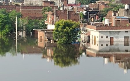 सीतापुर के 8 मोहल्लों में घुसा बाढ़ का पानी:2 हजार से ज्यादा परिवार प्रभावित, ड्रोन से घरों की निगरानी