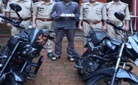 प्रयागराज में सोने के गहने चोरी करने वाला युवक गिरफ्तार:12 लाख के जेवर बरामद, गहने बेचकर खरीदी थी बाइक, शॉप से गहने ले भागा था