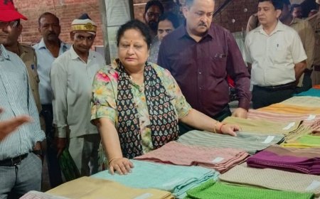 अमरोहा के हस्तकरघा उत्पादों को देश-विदेश तक पहुंचाने पर जोर:मंडलायुक्त ने जिलाधिकारी संग इकाइयों का भ्रमण कर दिए निर्देश
