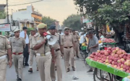 त्योहारी सीजन से पहले ट्रैफिक पुलिस का एक्शन प्लान:अब्दुल्लापुर रोड पर चलाया अभियान, सफेद लाइन के बाहर सामान मिलने पर कार्रवाई की चेतावनी