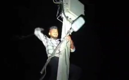 बच्चों ने हाथ जोड़कर DM से मांगी स्ट्रीट लाइट:10 घंटे में गांव हुआ रोशन, बच्चों ने कहा- थैंक्यू DM अंकल, आपने हमारी बात सुन ली