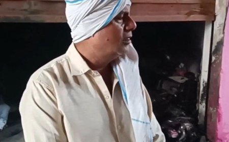 इटावा रेडीमेड कपड़ों व साड़ी की दुकान में आग:शॉर्ट सर्किट के चलते लगी आग, 30 लाख का माल जलकर राख