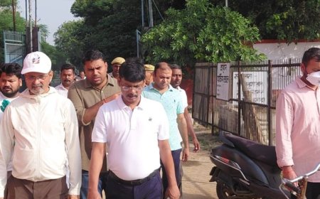 हाथरस में जिलाधिकारी ने स्पोर्ट्स स्टेडियम का किया निरीक्षण:खेल सुविधाओं को बेहतर बनाने और युवाओं को प्रोत्साहित करने के निर्देश दिए