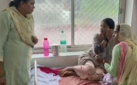 चित्रकूट अस्पताल के प्रसूता वार्ड में समाजसेविका ने देखी गंदगी:महिलाओं को फल बांटे, अवैध वसूली की शिकायत पर जांच की मांग की