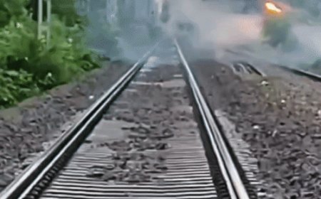 देवरिया में ट्रैक पर पेड़ गिरा,5 घंटे ठप रहा संचालन:बैतालपुर के पास ओवरहेड बिजली तार टूटा, आग लगी; ट्रेनें रद्द