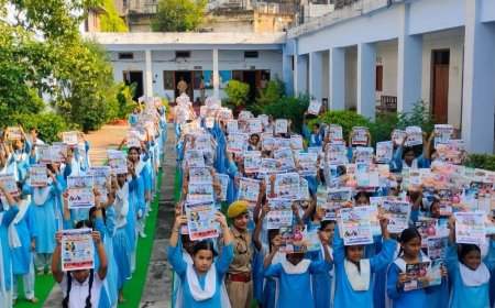 कानपुर के स्कूलों में छात्राओं को जागरूक किया:बैड टच' और साइबर अपराध पर अधिकारी बोले- चुप न रहें, तुरंत बताएं
