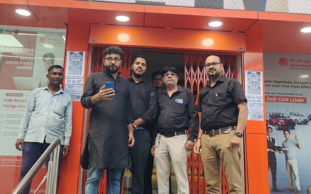 तीन दिन की हड़ताल से पहले रविवार को खुले बैंक:प्रयागराज में कर्मचारियों ने काले कपड़े पहनकर जताया विरोध, कल से हड़ताल