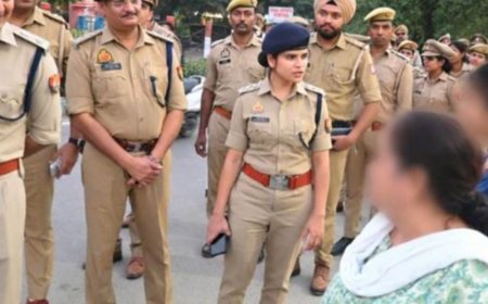 7 थानों की फोर्स लेकर DCP ने किया पैदल मार्च:इंदिरापुरम में महिलाओं से पूछा बाजारों में सुरक्षा कैसी होनी चाहिए, बच्चों को चॉकलेट बांटी