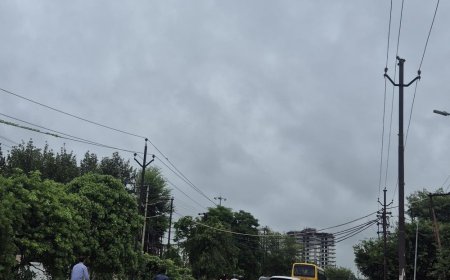 अलीगढ़ में मौसम ने ली करवट, गर्मी-उमस गायब:तड़के बूंदाबांदी सै सड़कें गीली, दिनभर बारिश के आसार, 12वीं तक स्कूल बंद