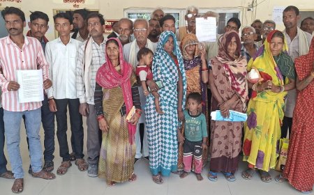 बारिश ने छीनी गरीब परिवारों की छत:बांदा में बच्चों के साथ दर-दर भटकने को मजबूर, मांगी राहत और आवास